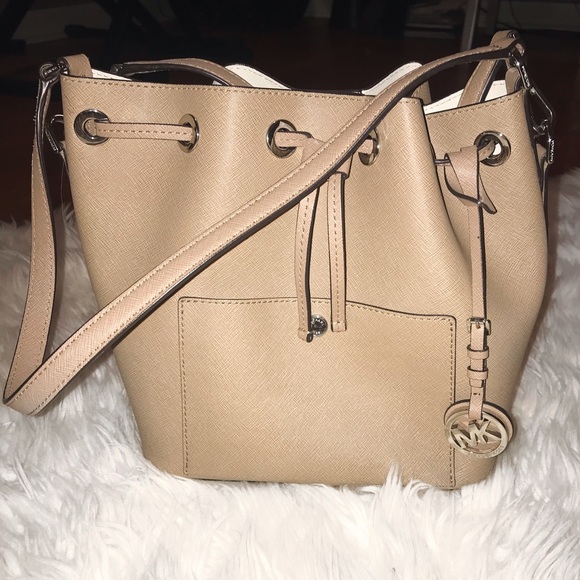 Michael Korse med leather bucket bag - Picture 2 of 3